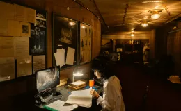 Na zdjęciu osoba czytająca