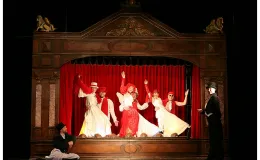 na zdjęciu osoby na scenie podczas spektaklu