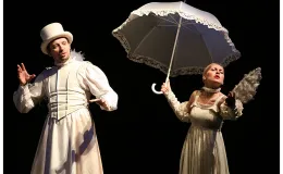 na zdjęciu osoby na scenie podczas spektaklu