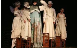 na zdjęciu osoby na scenie podczas spektaklu