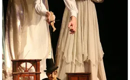 na zdjęciu osoby na scenie podczas spektaklu