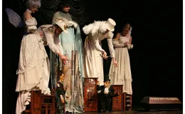 na zdjęciu osoby na scenie podczas spektaklu