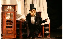 na zdjęciu osoby na scenie podczas spektaklu