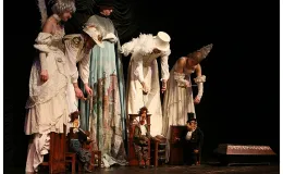 na zdjęciu osoby na scenie podczas spektaklu