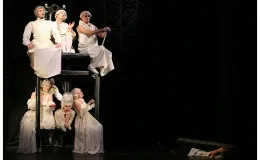 na zdjęciu osoby na scenie podczas spektaklu