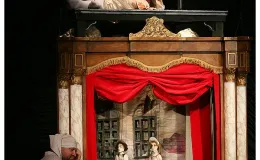 na zdjęciu osoby na scenie podczas spektaklu