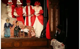 na zdjęciu osoby na scenie podczas spektaklu