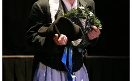 na zdjęciu osoby na scenie podczas spektaklu