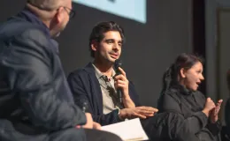 Na zdjęciu trzy siedzące osoby