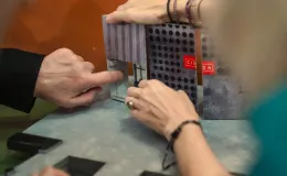 Na zdjęciu ręce dotykające makiety teatralnej