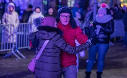 na zdjęciu osoby podczas Sylwestra