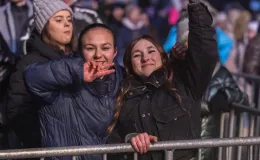 na zdjęciu osoby podczas Sylwestra