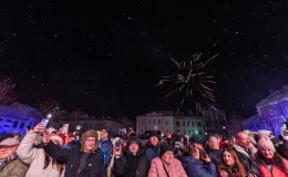 na zdjęciu osoby podczas Sylwestra