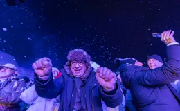 na zdjęciu osoby podczas Sylwestra