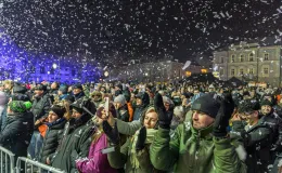 na zdjęciu osoby podczas Sylwestra