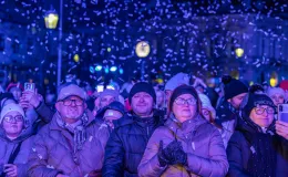 na zdjęciu osoby podczas Sylwestra