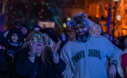 na zdjęciu osoby podczas Sylwestra