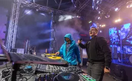 na zdjęciu osoby podczas Sylwestra