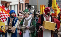 na zdjęciu osoby podczas korowodu