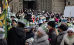 na zdjęciu osoby podczas korowodu