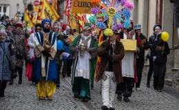 na zdjęciu osoby podczas korowodu