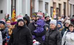 na zdjęciu osoby podczas korowodu