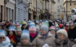 na zdjęciu osoby podczas korowodu