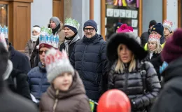 na zdjęciu osoby podczas korowodu