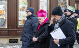 na zdjęciu osoby podczas korowodu