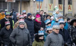 na zdjęciu osoby podczas korowodu