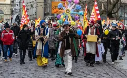 na zdjęciu osoby podczas korowodu