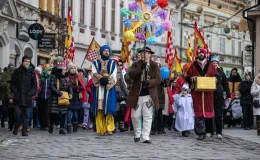 na zdjęciu osoby podczas korowodu