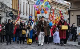 na zdjęciu osoby podczas korowodu