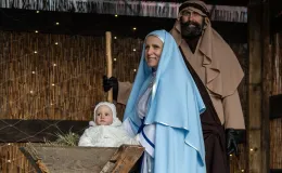 na zdjęciu osoby podczas korowodu