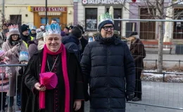 na zdjęciu osoby podczas korowodu