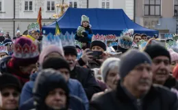 na zdjęciu osoby podczas korowodu