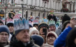 na zdjęciu osoby podczas korowodu