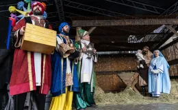 na zdjęciu osoby podczas korowodu