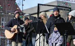 na zdjęciu osoby podczas korowodu