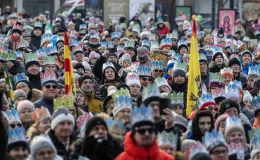 na zdjęciu osoby podczas korowodu