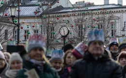 na zdjęciu osoby podczas korowodu