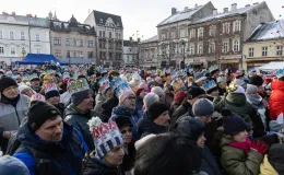na zdjęciu osoby podczas korowodu