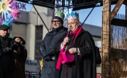 na zdjęciu osoby podczas korowodu