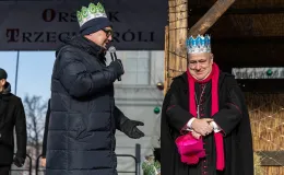 na zdjęciu osoby podczas korowodu