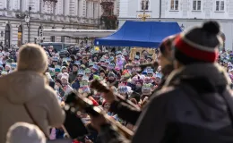 na zdjęciu osoby podczas korowodu