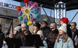 na zdjęciu osoby podczas korowodu