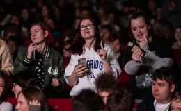 na zdjęciu osoby na scenie