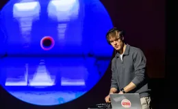 na zdjęciu osoby na scenie