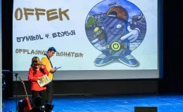 na zdjęciu osoby na scenie