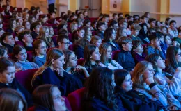 na zdjęciu osoby na scenie